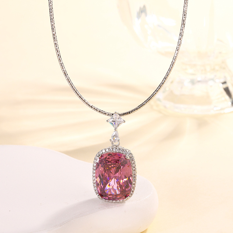 Pendentif nid d'oiseau en rose séchée avec chaîne légère