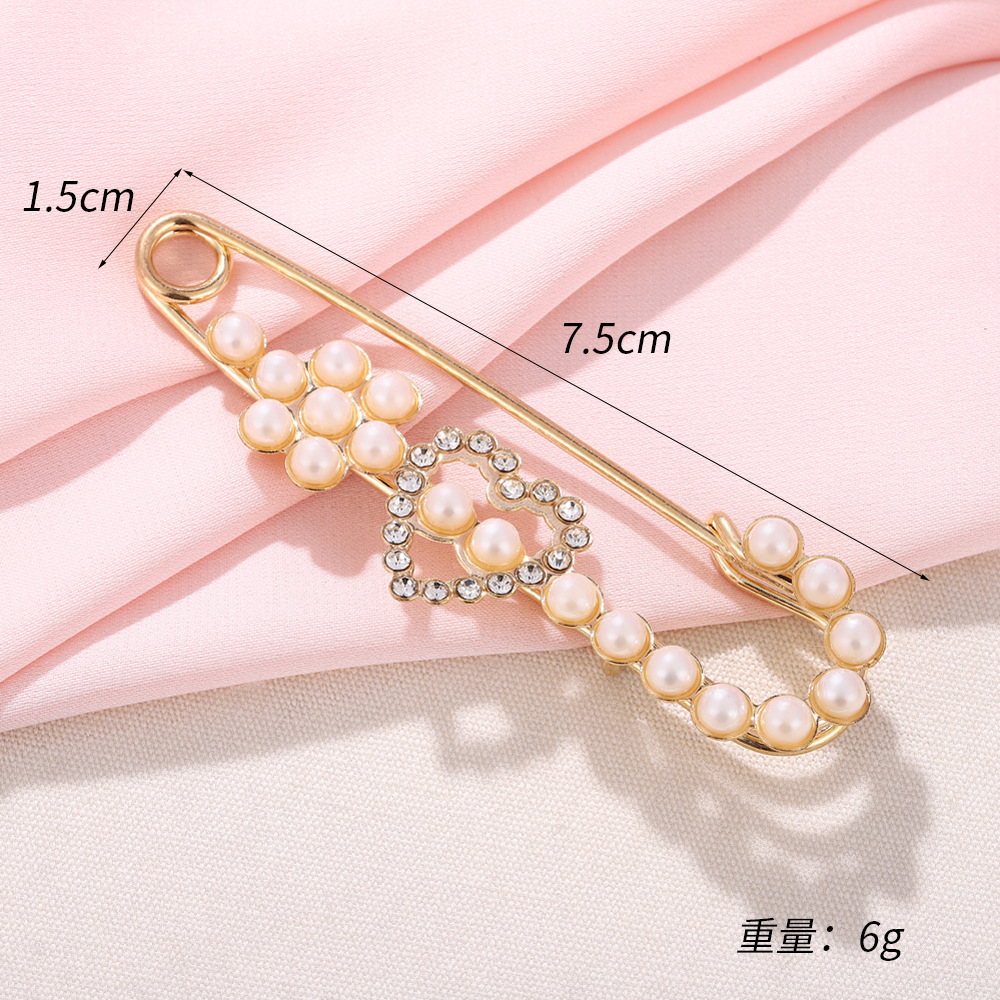 Heart-shaped pearl brooch