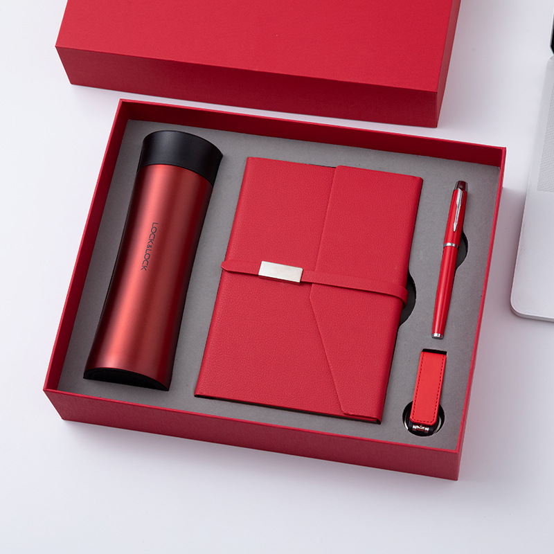 Conjunto rojo de cuatro piezas.