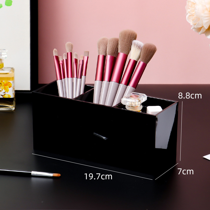 Portalápices engrosado, negro, de tres compartimentos.