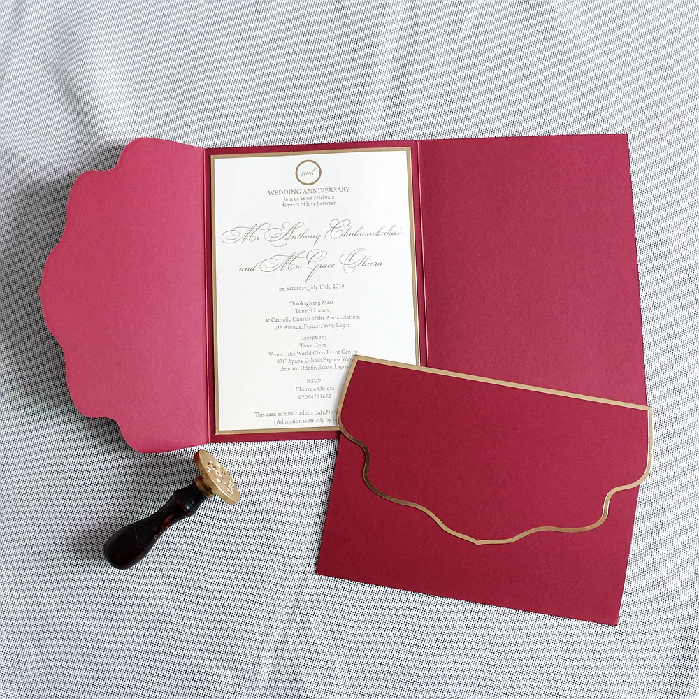 Invitación plegable de bolsillo de perla roja minimalista moderna con texto de estampado en caliente dorado tarjetas de papel de lujo hechas a mano papelería de boda