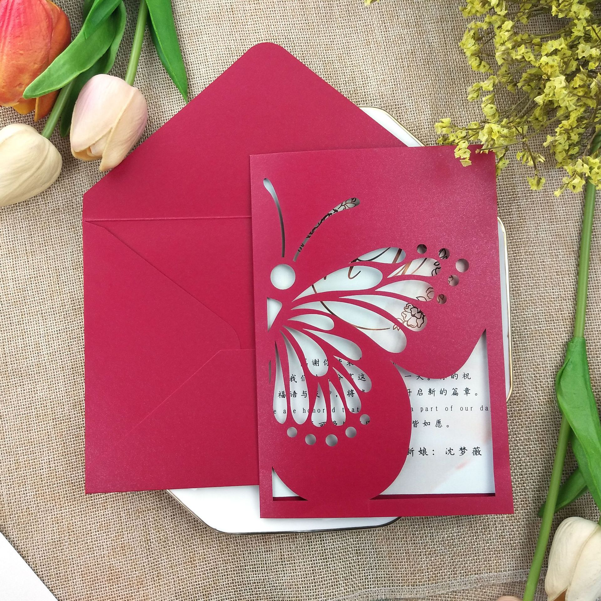 Impression de cartes rouges chinoises avec enveloppe intérieure.