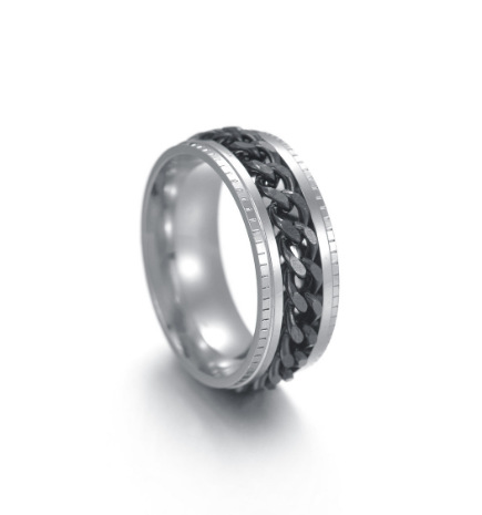 Anillo de plata con cadena negra.