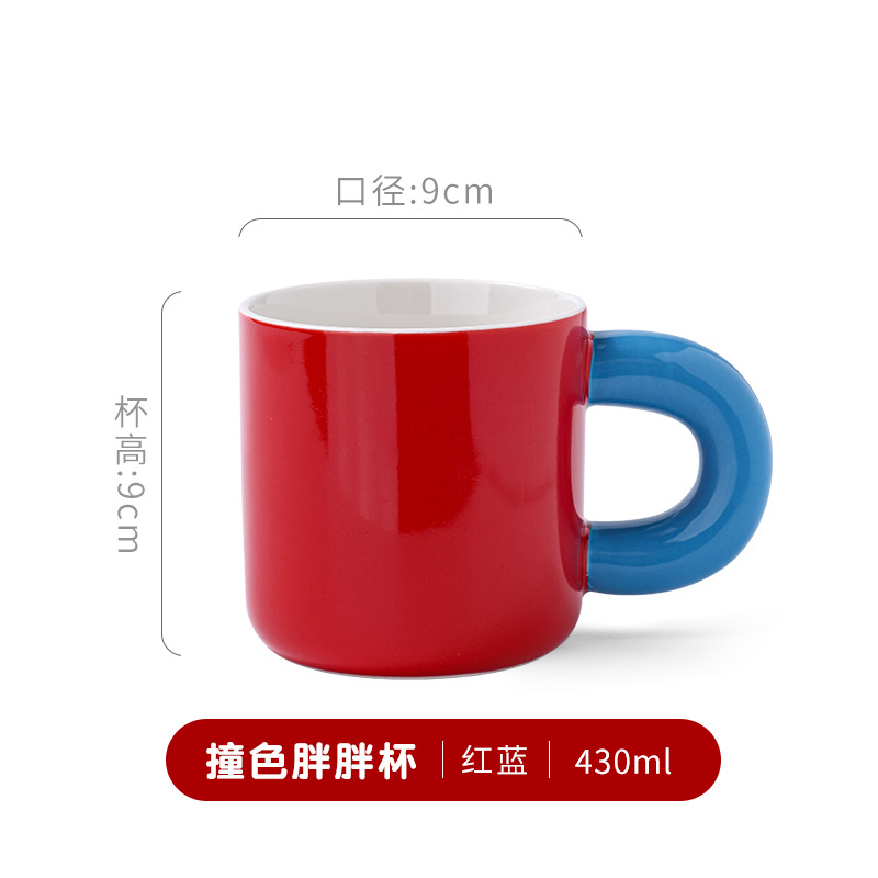 Taza regordeta con bloques de color rojo y azul.
