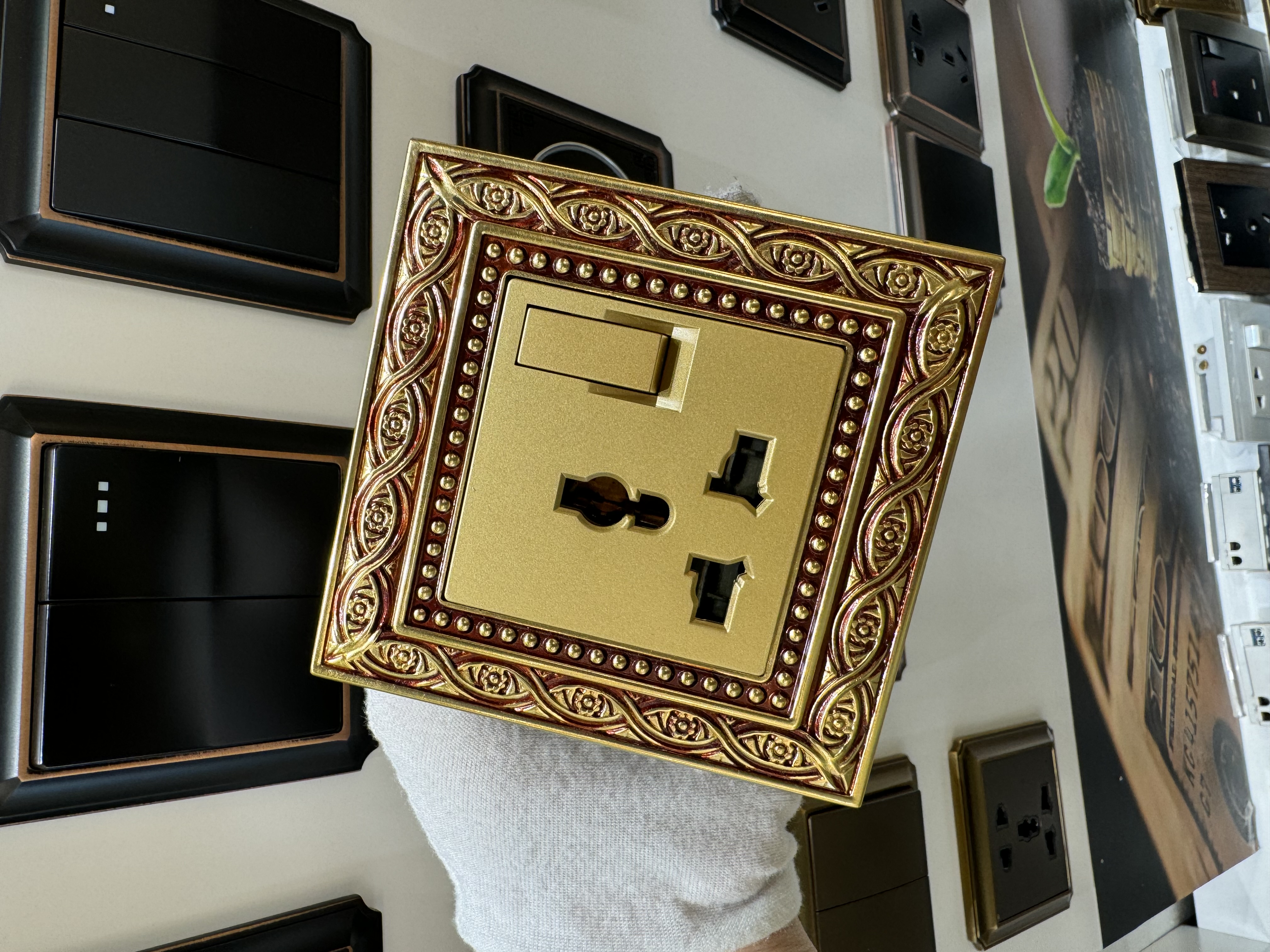 1 gang with MF universal socket european gold color