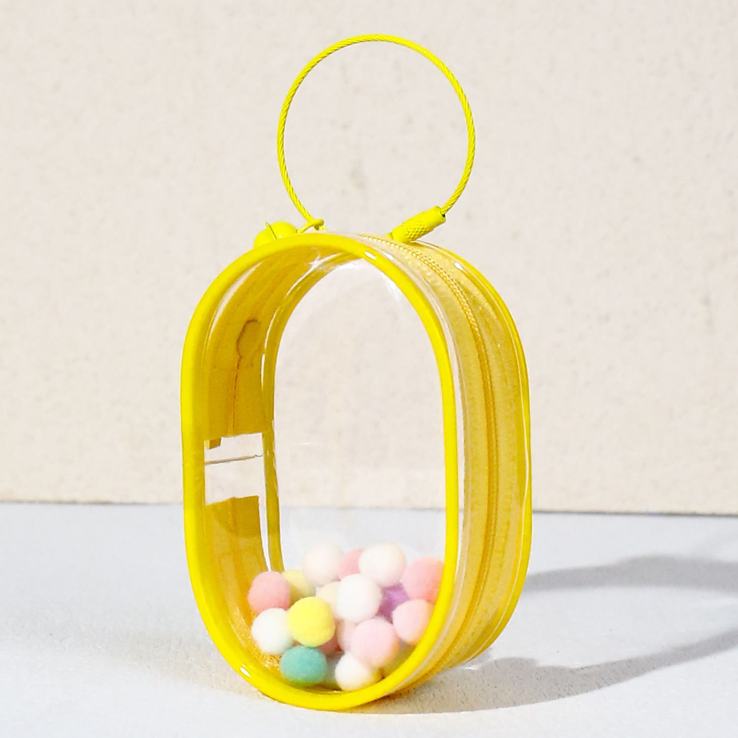 Jaune -- cloche ronde avec anneau et pom-pom