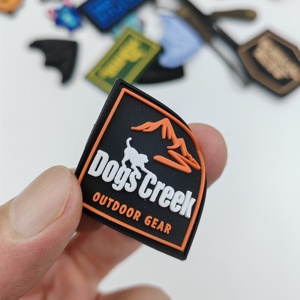 Cá nhân hoá Tùy chỉnh cao su Logo 3D các bản vá lỗi quần áo may dập nổi Silicone các bản vá lỗi mềm nhãn cao su PVC bền vá - Product Image 1