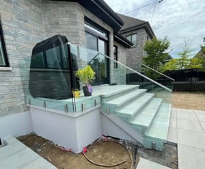 Minimalist ische rahmenlose Glas geländer Edelstahl zapfen und gehärtete Sicherheits glasscheiben