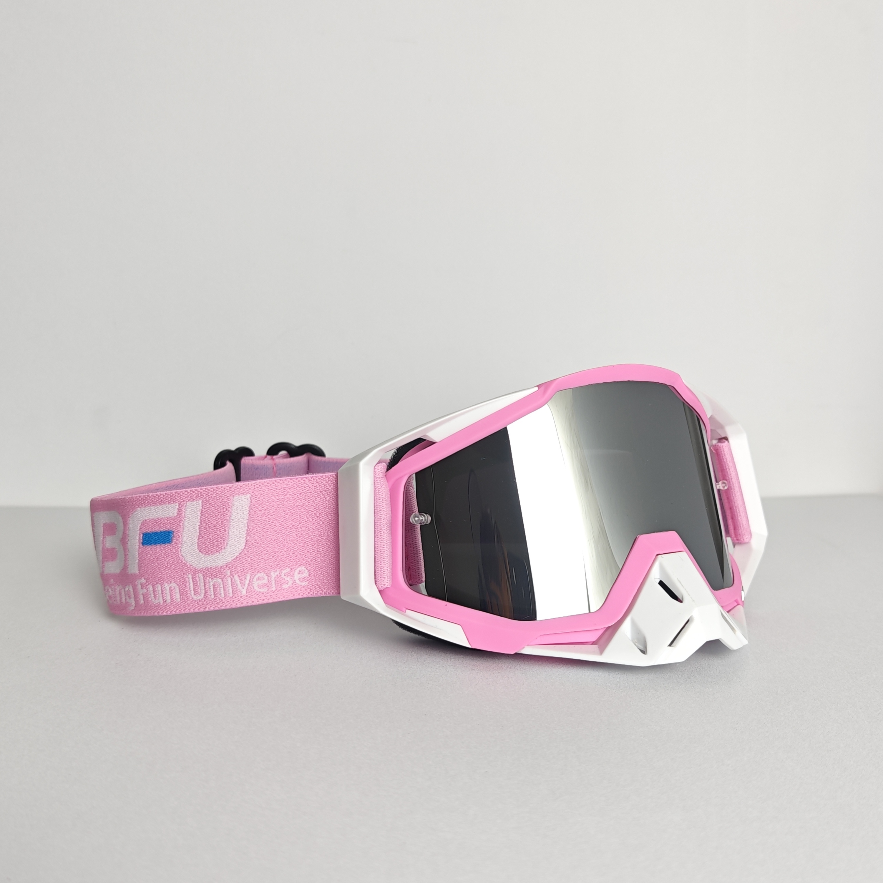 Lunettes argentées à monture rose