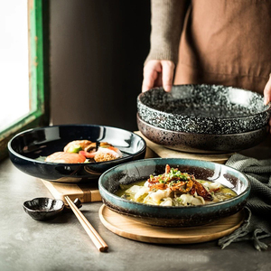 环保8英寸深板，由再生聚酯陶瓷制成，用于餐饮