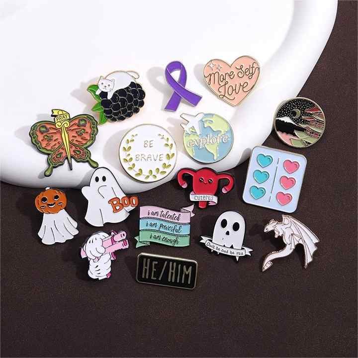 Fabrication en gros prêt à expédier en vrac stock mixte dessin animé charme émail doux broche
