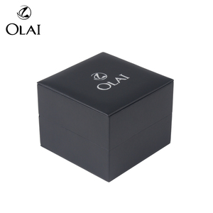 Caja de reloj para hombre de cuero pu negro sencillo y rentable de diseño simple con cuerda blanca en stock Entrega en 3 días