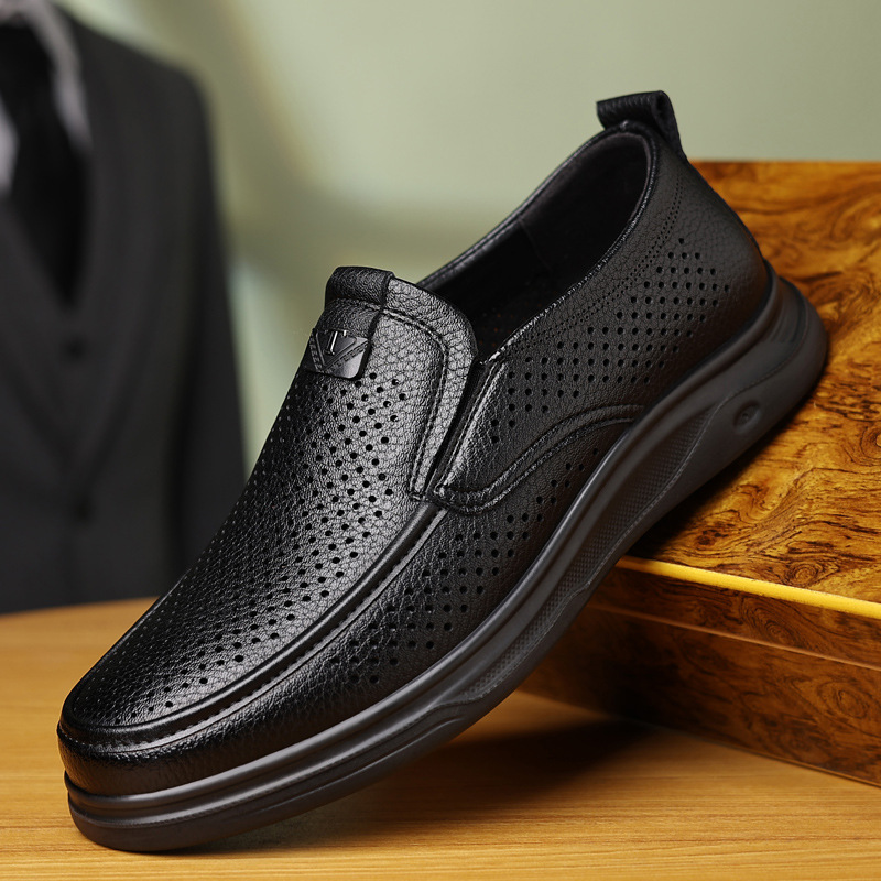 17152 Chaussures noires ajourées à enfiler