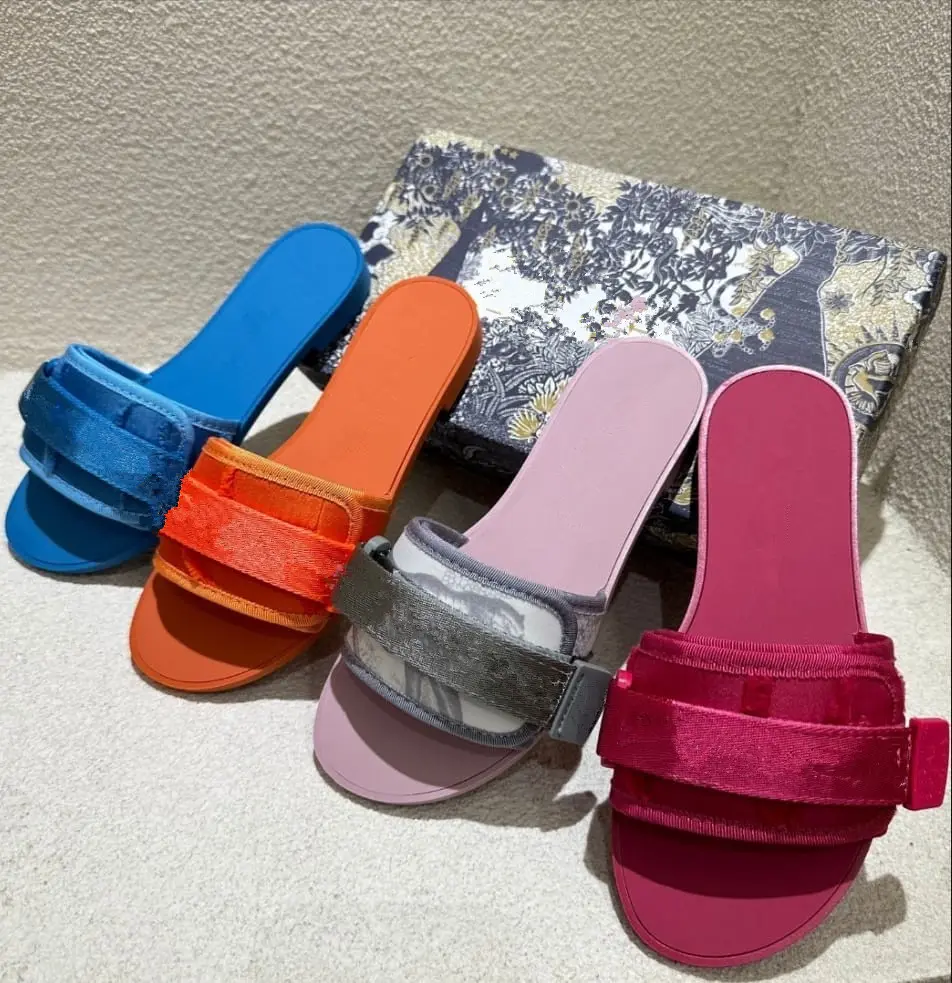 2023 Moda Luxo Sapato Bordado Verão Carta Forma Plana Slides Chinelos Sapatos Peso Leve Sandálias de Praia Ao Ar Livre Para As Mulheres