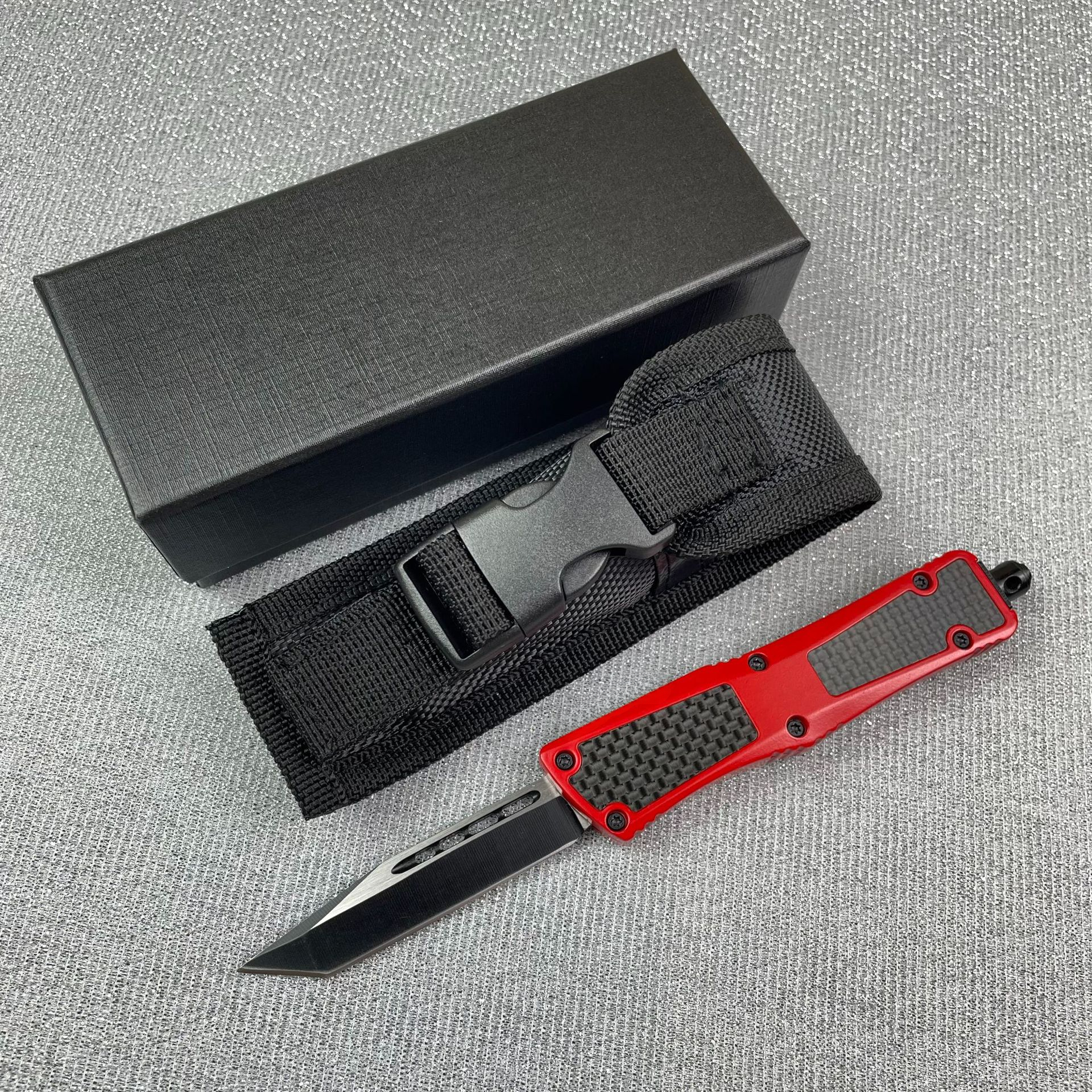 Tête carrée rouge