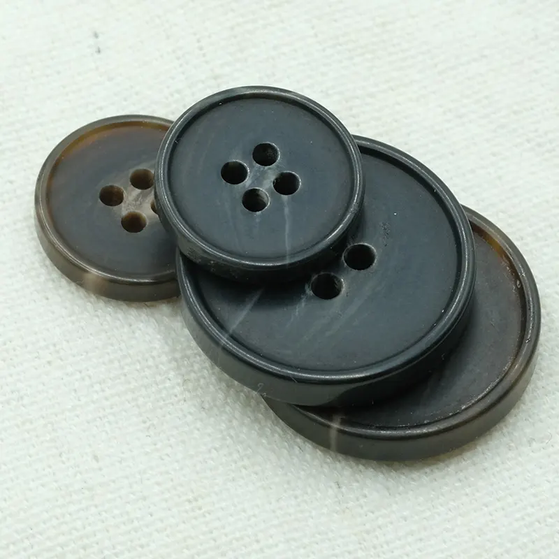 Vente en gros en ligne de boutons de couture en résine plastique bouton 4 trous veste manteau couleur ronde boutons de vêtement artisanal pour vêtements