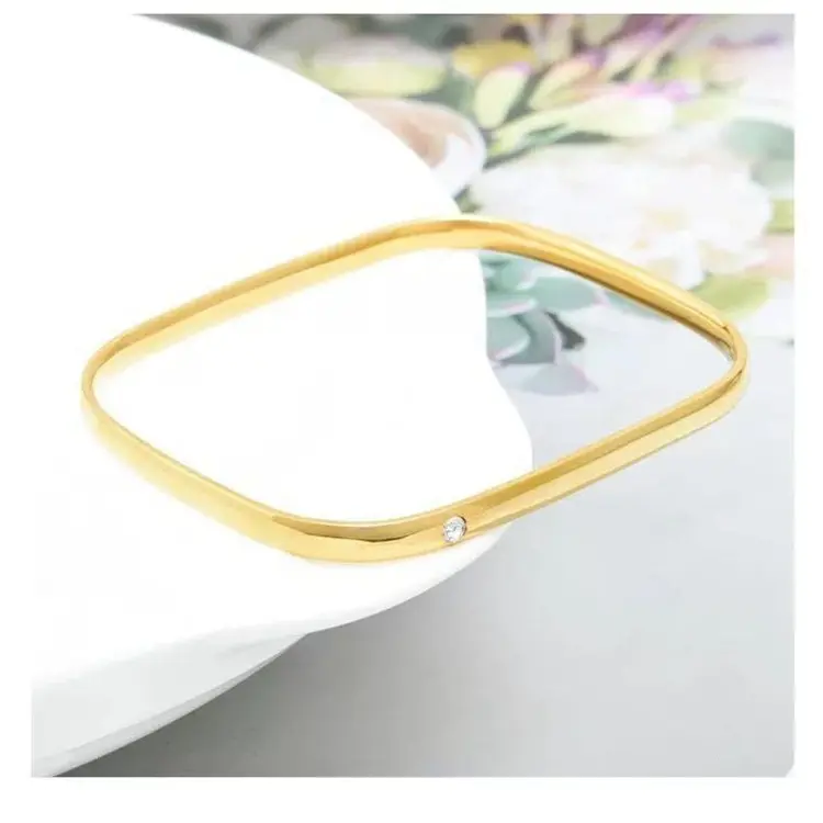 Nuevo diseño Lady Jewelry Hipoalergénico Acero inoxidable 18K Chapado en oro Accesorio de mano Brazalete Forma cuadrada Pequeñas pulseras de circón