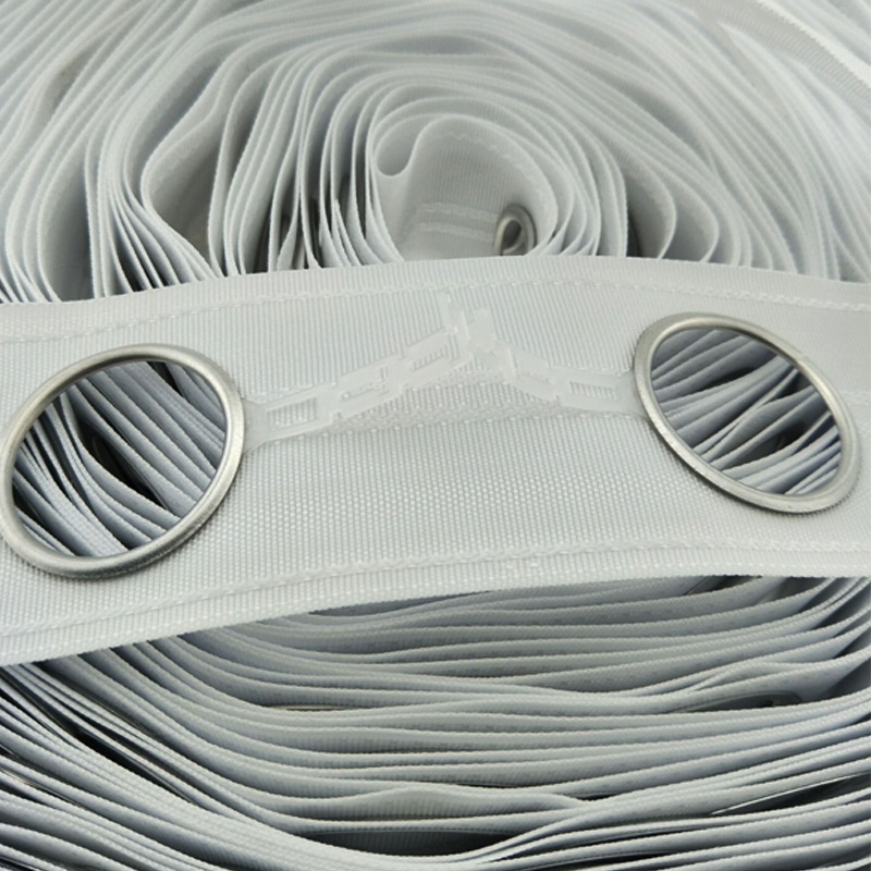 Blanc, un mètre, avec 5 œillets.