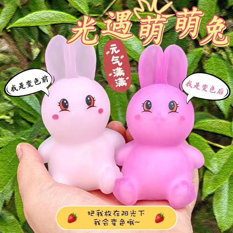 Lapin aux oreilles dressées changeant
