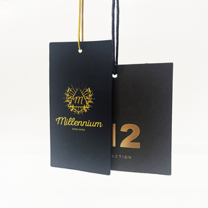 Etiquetas colgantes de papel en relieve de lujo reciclables personalizadas rápidas etiqueta colgante de impresión UV negra etiqueta oscilante con cuerda para ropa - Product Image 1