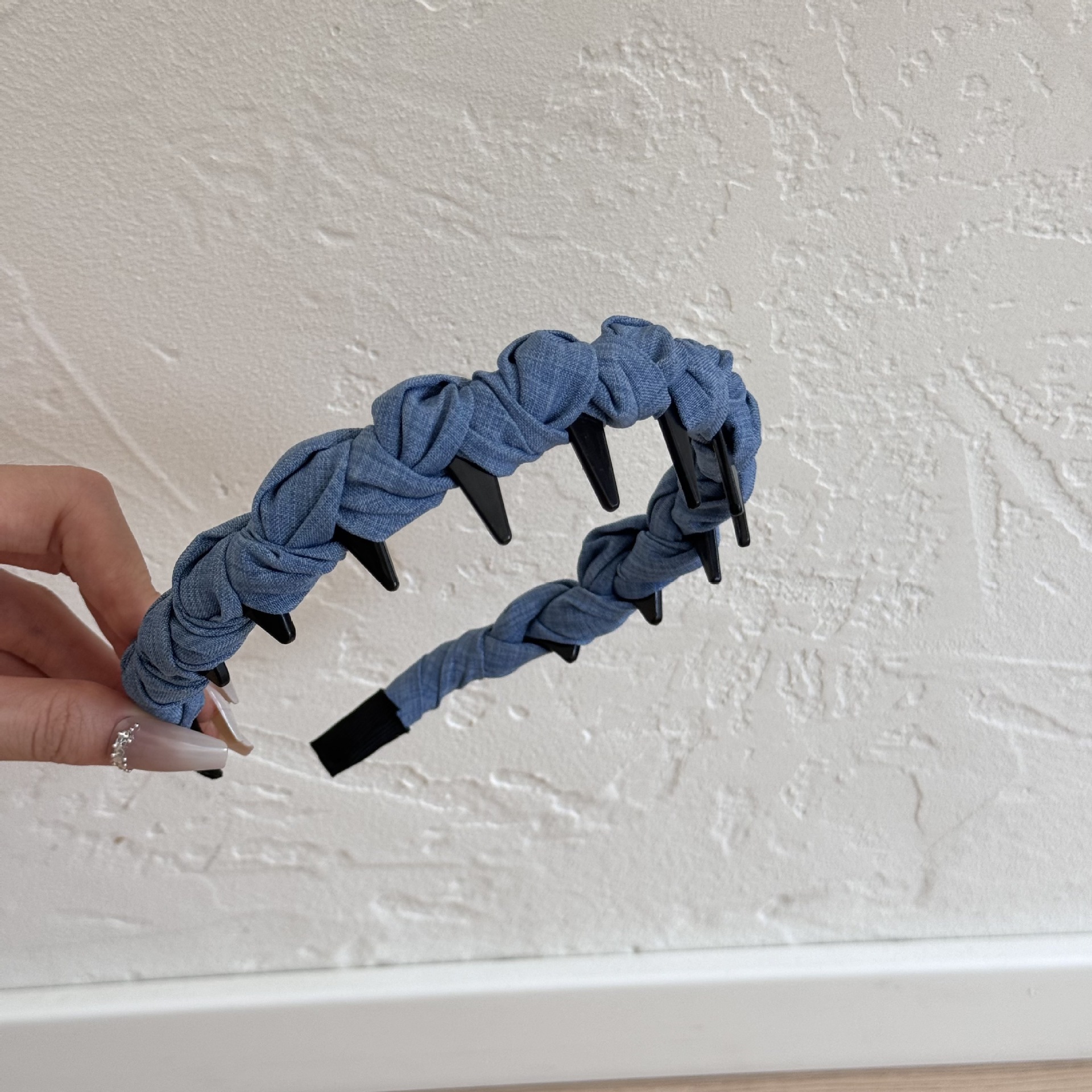 Narrow version - light-colored hair band