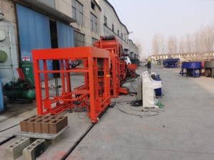 Il completamente automatico integrato blocco di interblocco QT5-15 che fa la macchina per cemento blocchi di mattoni cavi è per la vendita - Product Image 3