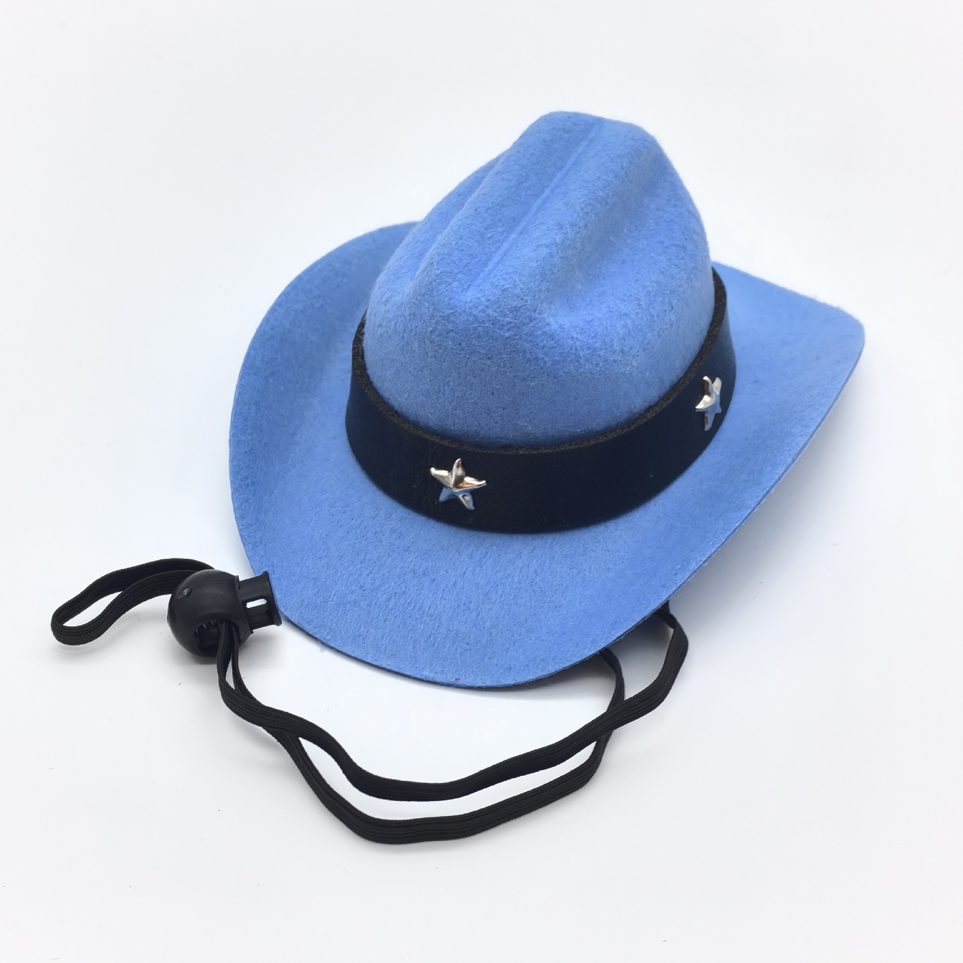 Casquette bleue, ceinture étoile à cinq branches, mentonnière