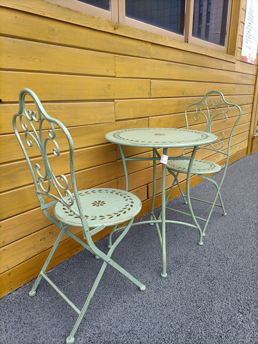 1 table 2 chair green old