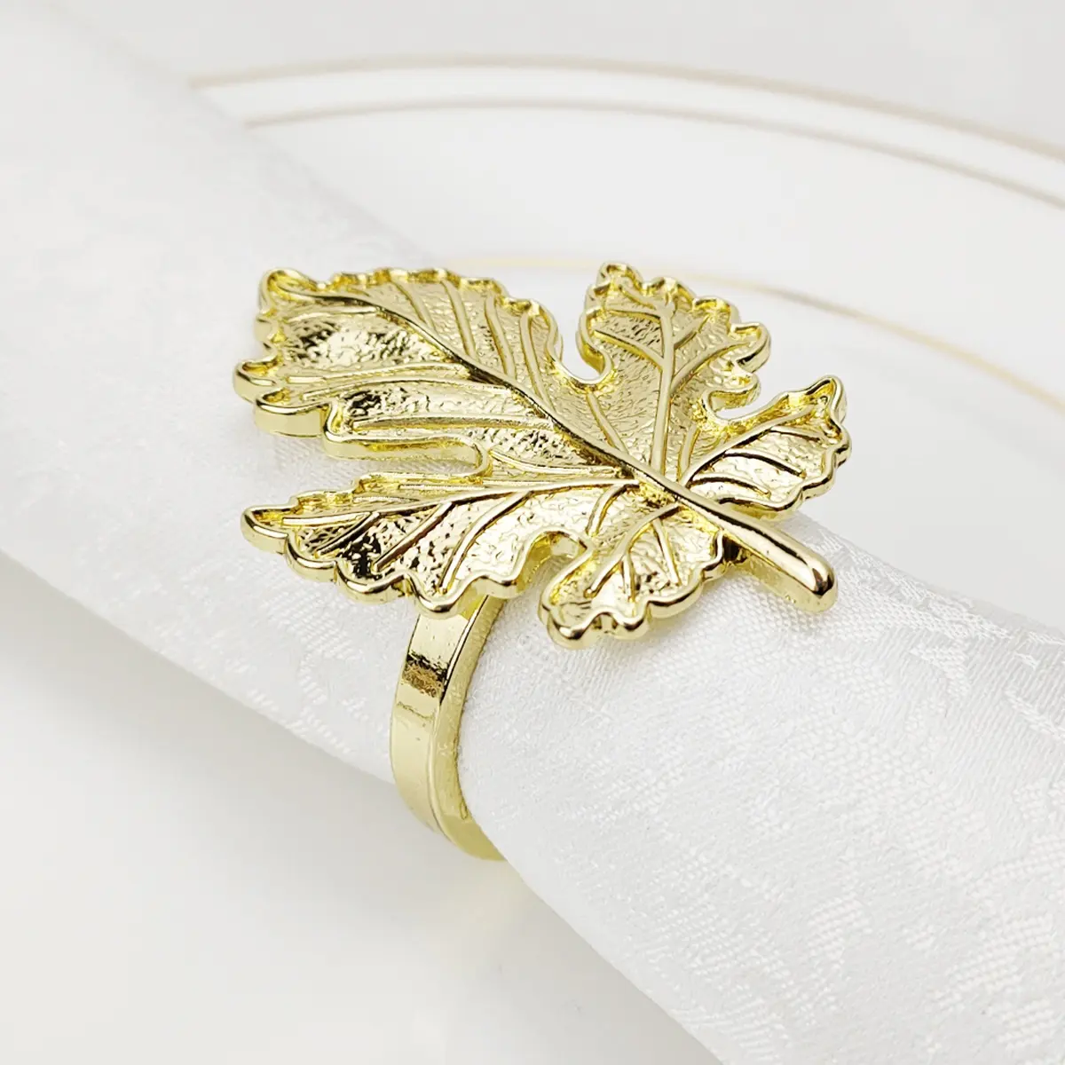 Moda metal otoño hoja de arce bosque tema anillos de servilletas de boda