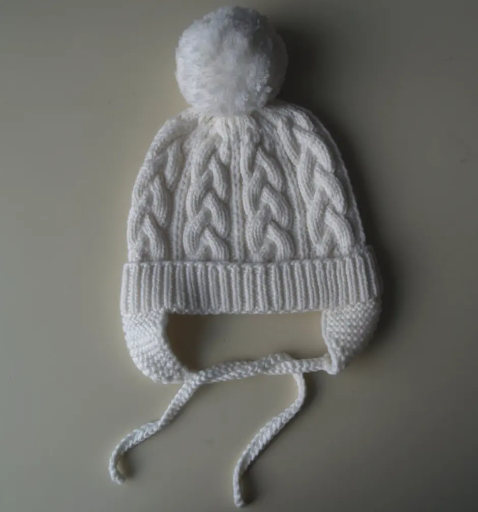 Fábrica Handmade Crochet Malha Beanie Chapéus Atacado White Cable malha Pompom gorro com abas da orelha