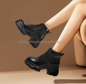 Scarpe con Rialzo Interno da 10cm per Uomo, Stivaletti Chelsea in Vera Pelle Nera, Stivali Invernali con Suola in Gomma - Product Image 2