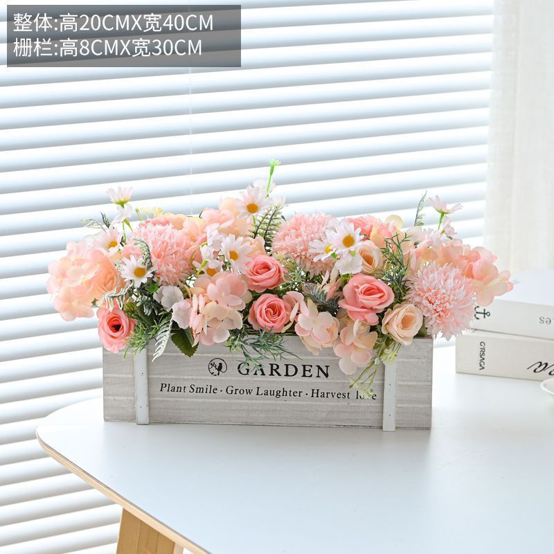 Nouvelle clôture en bois, roses blanches et roses roses.