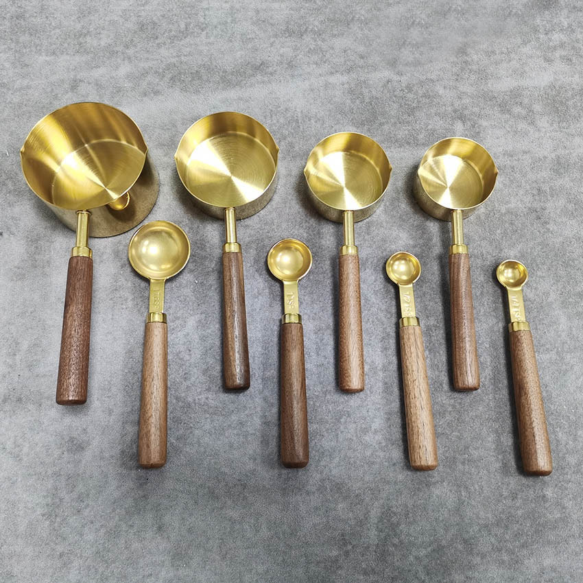 8 pièces Coupe et Cuillère Dorées