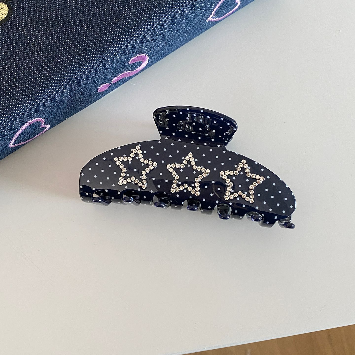 Estrellas de pedrería azul oscuro.