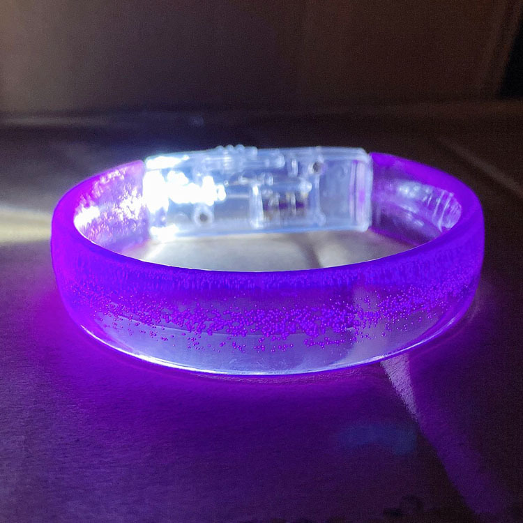 Una pulsera morada