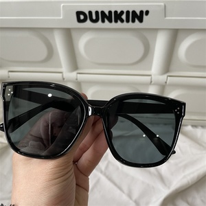 Kính râm Mắt mèo của phụ nữ cơ bản màu đen lớn nhỏ Khung kính chống nắng UV400 giảm béo - Product Image 4