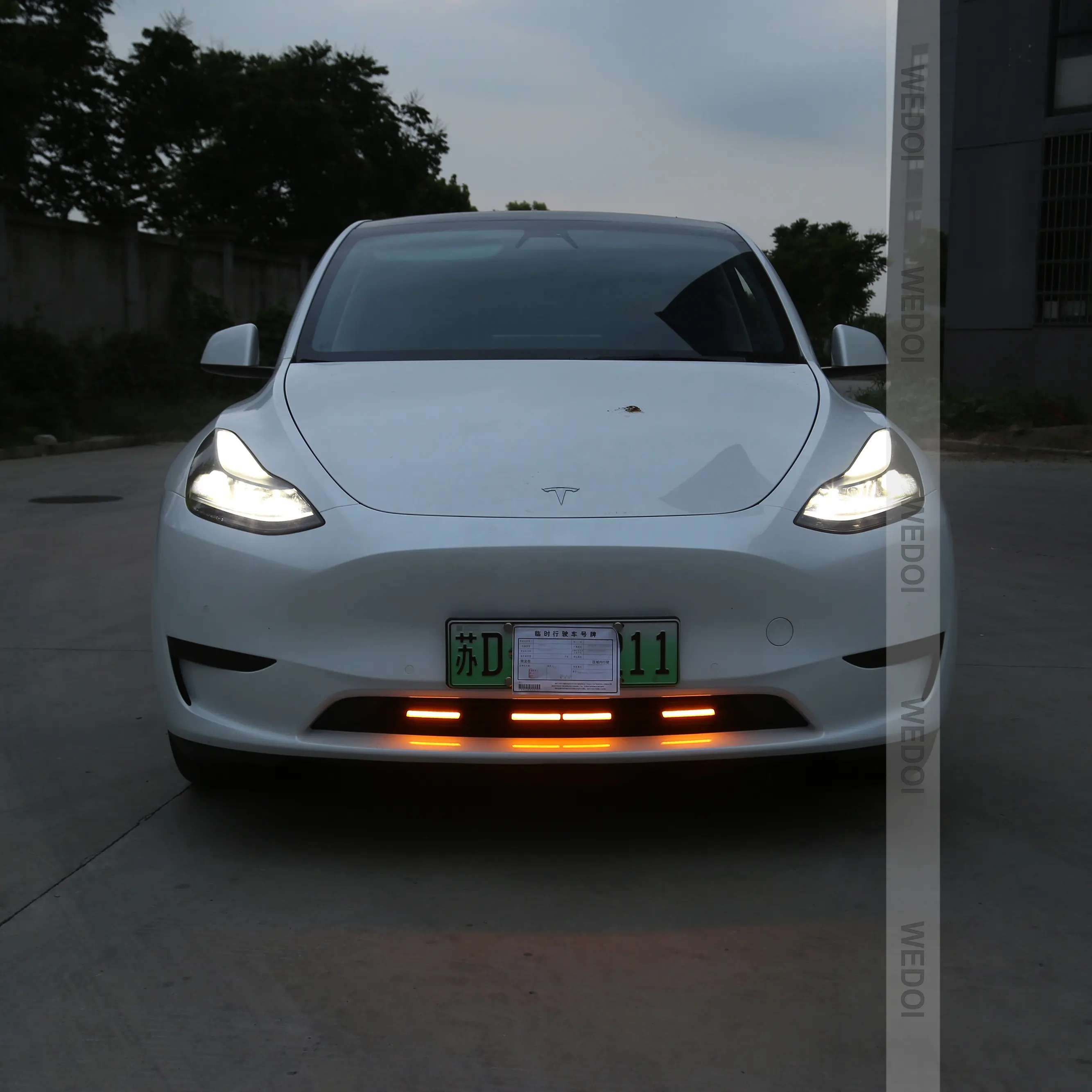 Alta qualità anteriore centrale rete gialla LED luce speciale durevole Refitting accessori per auto per Tesla Model Y 2021 2022