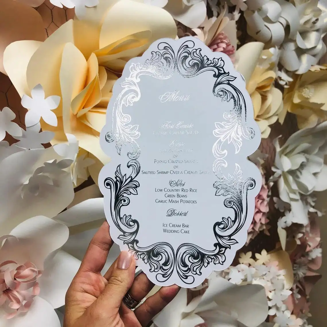 5 "* 9" Menu fustellato Menu in carta nera con lamina d'oro per matrimonio