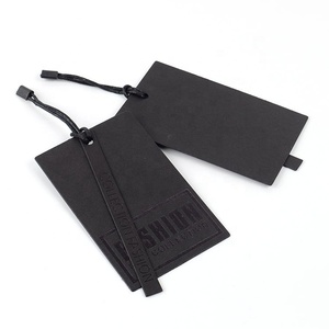 Etiquetas colgantes de papel en relieve de lujo reciclables personalizadas con diseño de U-Meking, etiqueta colgante con impresión UV negra Premium, etiqueta oscilante con cuerda - Product Image 4