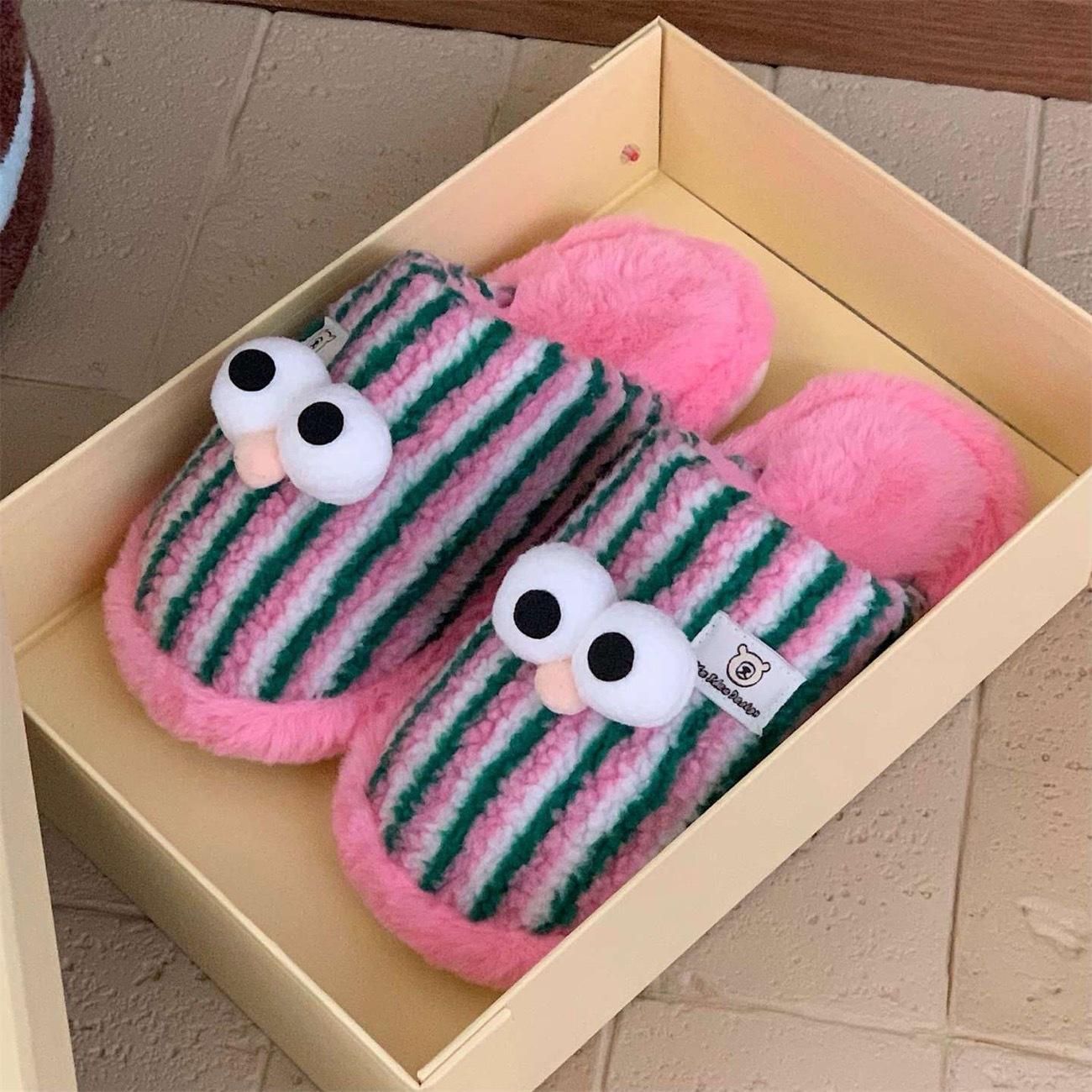 Chaussons en coton roses à rayures et grands yeux amusants