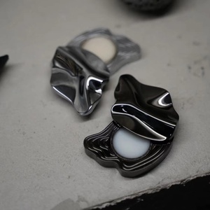 Döner tasarım durumda özel oyulmuş Logo desen makyaj yüksek kaliteli Metal paketi teneke kutu - Product Image 2