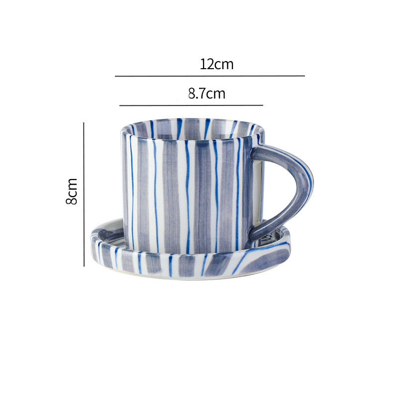 Taza y plato con rayas azules nórdicas.