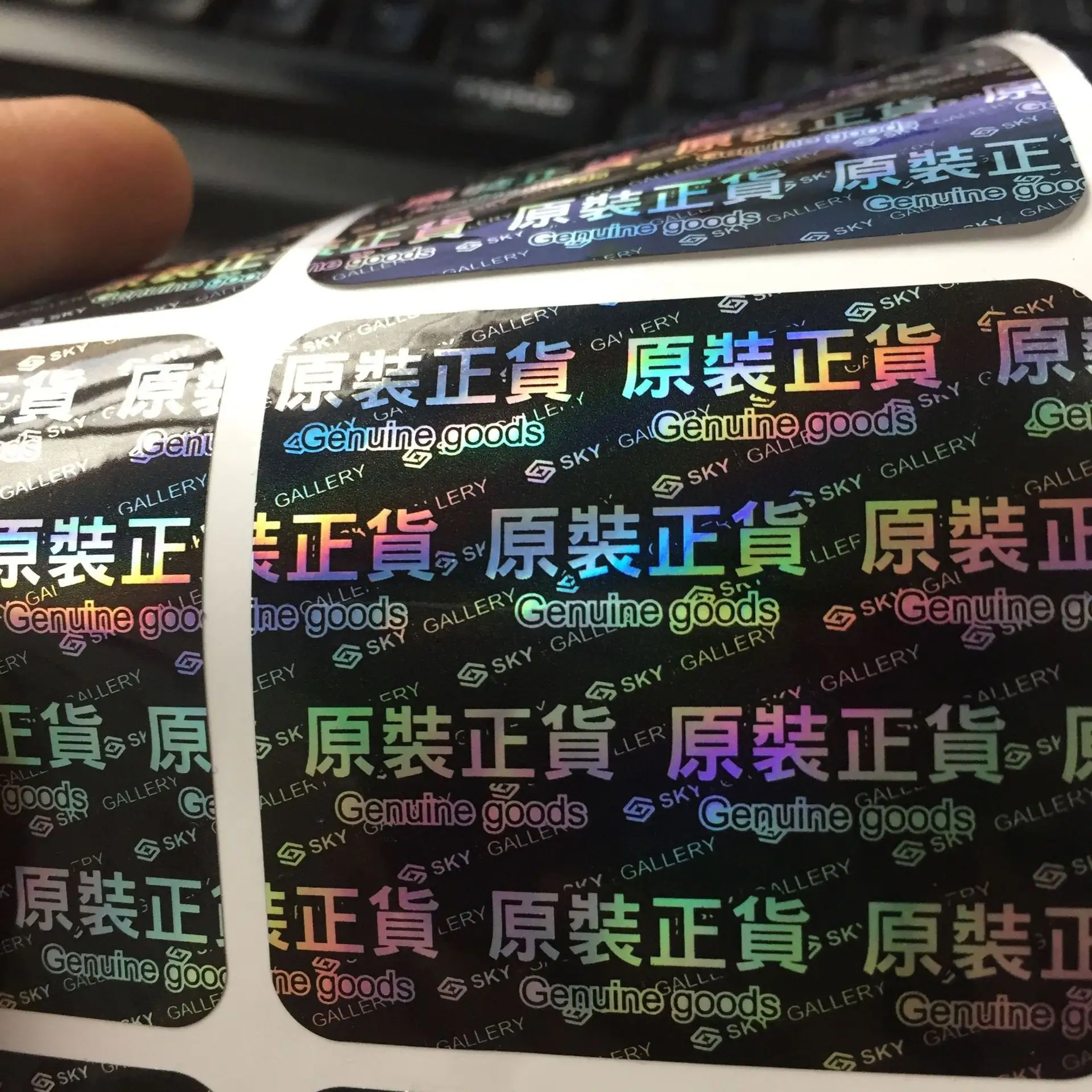 Özel kesim PVC yapıştırıcısı Logo çıkartmaları suya dayanıklı UV baskılı etiketler endüstriyel bakkal güçlü etiketli kartonlar promosyon