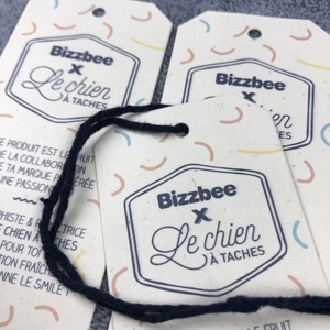 Etiqueta colgante de ropa personalizada, etiqueta colgante de cadena, etiquetas de ropa, papel para ropa, etiqueta colgante personalizada, diseño en relieve de Color - Product Image 1