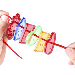 I bottoni di plastica colorati modellano le perline di infilatura della stringa forme di apprendimento Montessori giocattoli di allacciatura per i bambini dell'autismo - Product Image 2