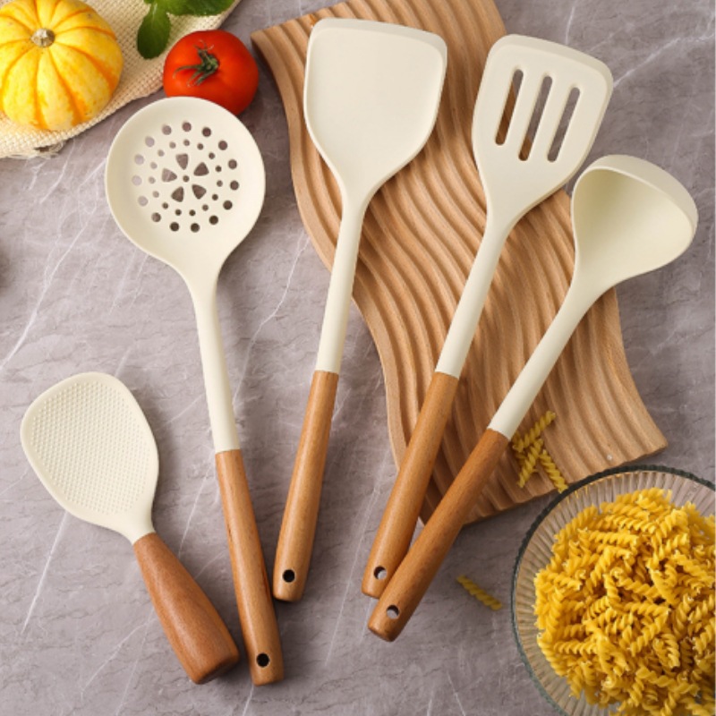 Ensemble d'ustensiles de cuisine blancs cinq pièces