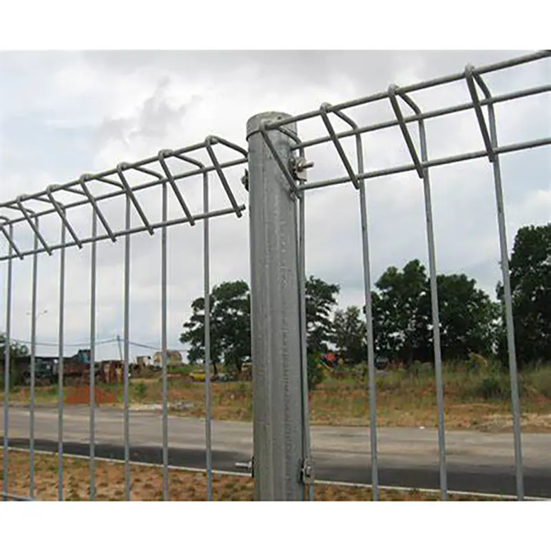 Rollo galvanizado con recubrimiento en polvo, malla de alambre de hierro soldado con flexión triangular, Panel de valla BRC, valla de malla de alambre, valla de malla superior curvada