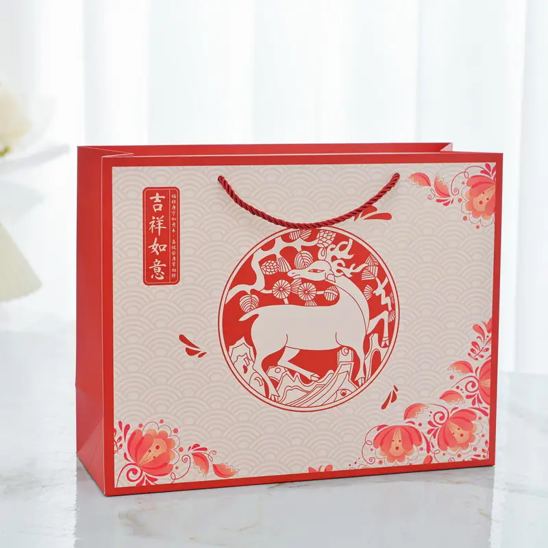 BYMOO حقيبة gife ورقية حمراء الحظ مخصصة من المصنع مع أحرف صينية للعام الجديد