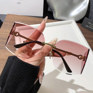 Bán buôn Chất lượng cao Séc thiết kế cho phụ nữ UV400 không có vành Sunglasses với PC khung xu hướng thời trang Kính mặt trời - Product Image 4