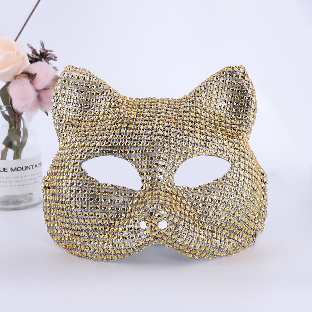 Le masque de chat modèle six est doré